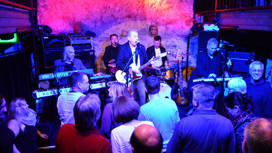 Konzert Günther Sigl spielte ohne seine ¿Spider Murphy Gang¿ im Kirchheimer Club Bastion einen abenteuerlichen Musik-Mix.