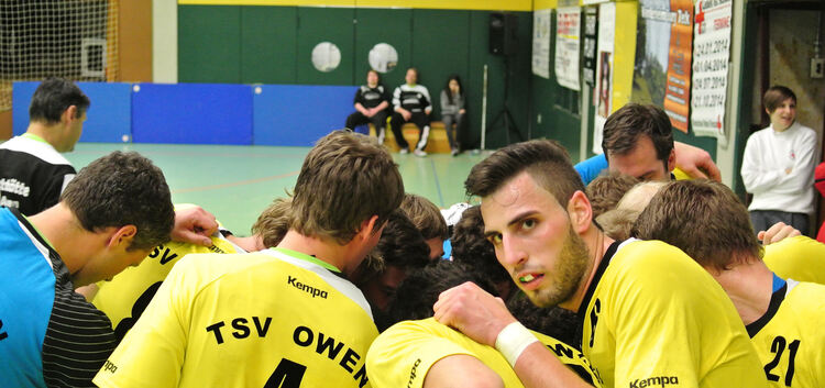 Handball-Bezirksliga: Owen(gelb) - Weilheim (rot) Owener Mannschaft vor Spiel