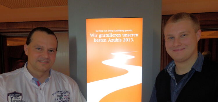 Asahi-Geschäftsführer Bernd Wetzstein (links) gratuliert Leo Bitruff zu seinem Erfolg.Foto: pr
