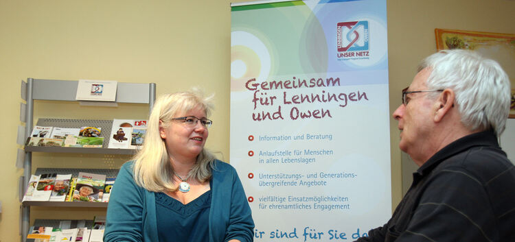 Gabriele Riecker von der Anlauf- und Beratungsstelle informiert Ratsuchende über Angebote von Kranken- und Pflegekassen. Foto: J