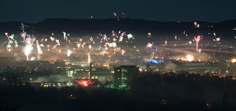 Mit farbenprächtigem Feuerwerk wird in Kirchheim der Jahreswechsel begangen. Geschossen werden darf allerdings nicht überall, sc