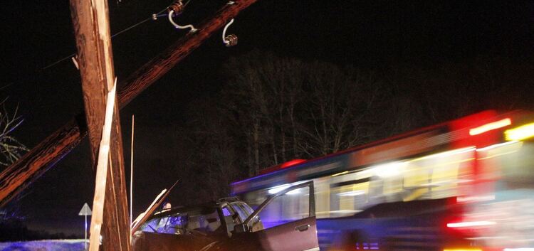 Ein 29-jähriger Autofahrer prallte am Samstagabend zwischen Kirchheim und Reudern auf den Masten eines Stromversorgers.Foto: 7