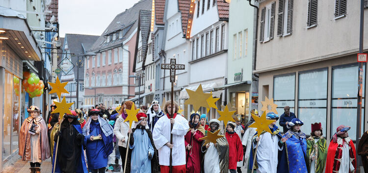 Vor dem Kirchheimer Rathaus, Aussendungsfeier der Sternsinger von den Katholischen Kirchengemeinden Sankt Ulrich und Maria König