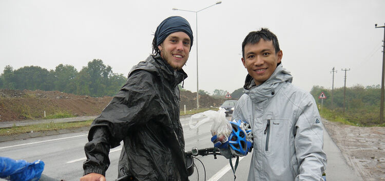 Bilder einer Radreise nach Asien: Begegnung im Regen und Samuel Tangl in den Bergen von Albanien.Fotos: privat