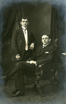 Der Kirchheimer Karl Bayer (stehend links) hat dieses Bild im September 1913 als Postkarte an seinen Bruder Richard nach Mannhei