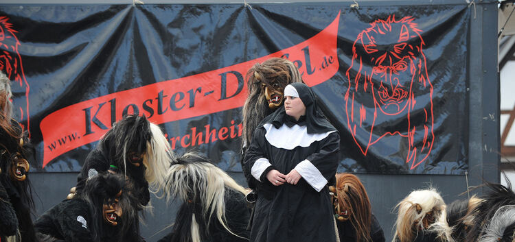 Wilde Gesellen trieben gestern auf dem Kirchheimer Markplatz ihr Unwesen und versetzten nicht nur die Nonne in Angst und Schreck