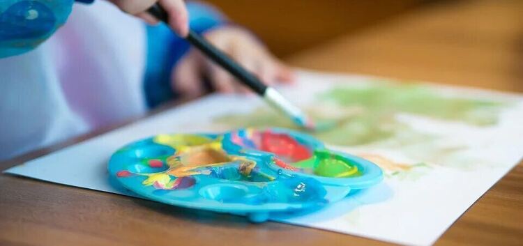 Malen, spielen, lernen: Für Kinder von Eltern, deren Arbeitskraft dringend zur Bewältigung der Corona-Krise gebraucht wird, gibt