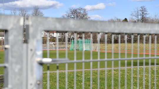 Nicht nur die Fußballer stehen derzeit vor verschlossener Tür - das Coronavirus hat den kompletten Spiel- und Trainingsbetrieb i