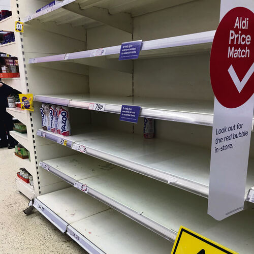 Leergekaufte Supermarktregale sind in Großbritannien keine Seltenheit mehr – auch in Stalybridge bei Manchester, wo die Kirchhei
