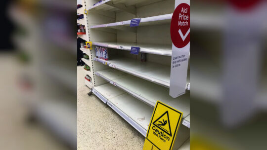Leergekaufte Supermarktregale sind in Großbritannien keine Seltenheit mehr – auch in Stalybridge bei Manchester, wo die Kirchhei Leergekaufte Supermarktregale sind in Großbritannien keine Seltenheit mehr – auch in Stalybridge bei Manchester, wo die Kirchhei