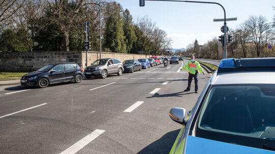 Chaos auf der Bundesstraße: Das Corona-Abstrichzentrum in Oberensingen ist völlig überlastet.Foto: Jürgen Holzwarth Chaos auf der Bundesstraße: Das Corona-Abstrichzentrum in Oberensingen ist völlig überlastet.Foto: Jürgen Holzwarth