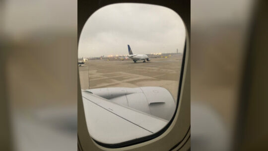 Endlich im Flieger angekommen: Der letzte Blick auf den Airport von Chicago, bevor es wieder zurück nach Deutschland geht. Foto: Endlich im Flieger angekommen: Der letzte Blick auf den Airport von Chicago, bevor es wieder zurück nach Deutschland geht. Foto: