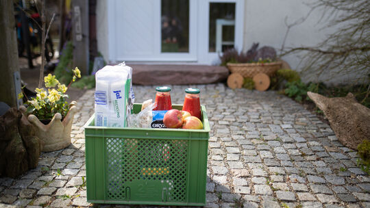 Körbe voller Essen und andere Besorgungen stellen die fleißigen Helfer vor den Türen der Betroffenen ab. Die Boten und Empfänger