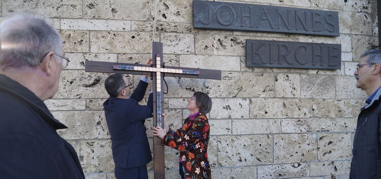 Das Kreuz wird an der Außenwand aufgestellt.Foto: Gaby Kiedaisch
