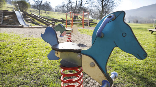 Spielplätze wie hier in Brucken sind inzwischen verwaist. Wie Bolzplätze dürfen sie seit Mittwoch nicht mehr genutzt werden. Nac Spielplätze wie hier in Brucken sind inzwischen verwaist. Wie Bolzplätze dürfen sie seit Mittwoch nicht mehr genutzt werden. Nac