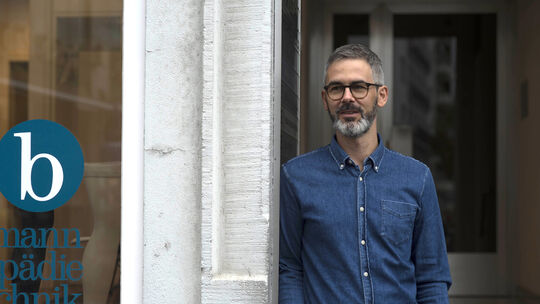 Ein Schlierbacher in der Schweiz: Matthias Fischer vor seiner Orthopädiewerkstatt in Zürich, wo er als Inhaber täglich Orthesen, Ein Schlierbacher in der Schweiz: Matthias Fischer vor seiner Orthopädiewerkstatt in Zürich, wo er als Inhaber täglich Orthesen,