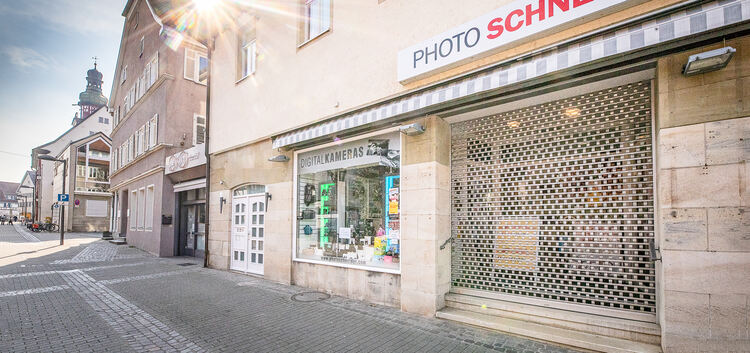 Kirchheim lässt die Gitter runter: Wegen des Coronavirus müssen die meisten Läden schließen. Foto: Carsten Riedl