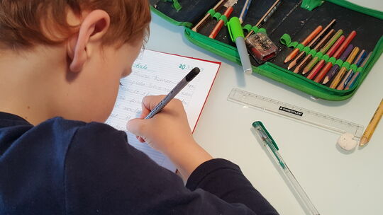 Diktat ohne Lehrerin nach Plan per Mail - für Grundschüler infolge des „Homeschooling“ momentan Alltag. Foto: Peter Eidemüller Diktat ohne Lehrerin nach Plan per Mail - für Grundschüler infolge des „Homeschooling“ momentan Alltag. Foto: Peter Eidemüller