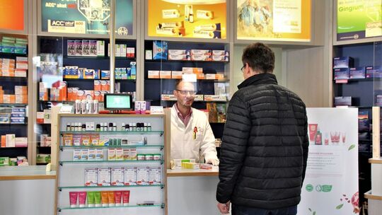 Sicherheit geht vor: Apotheker Matthias Kühnle am Verkaufstresen hinter einer der Plexiglas-Schutzwände, die er kurzfristig währ Sicherheit geht vor: Apotheker Matthias Kühnle am Verkaufstresen hinter einer der Plexiglas-Schutzwände, die er kurzfristig währ