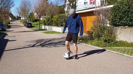 Die Straßen sind leer, Spielkameraden darf man nicht treffen. Da kommt ein kleiner sportlicher Wettkampf, für den man neben eine Die Straßen sind leer, Spielkameraden darf man nicht treffen. Da kommt ein kleiner sportlicher Wettkampf, für den man neben eine
