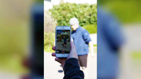 Fußballfans nehmen sich bei den Challenges gegenseitig auf und senden ihre Filchmen an die App, um ihre Künste andern zu zeigen. Fußballfans nehmen sich bei den Challenges gegenseitig auf und senden ihre Filchmen an die App, um ihre Künste andern zu zeigen.