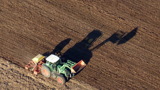 Die Landwirte bestellen derzeit ihre Felder. Foto: Werner Feirer