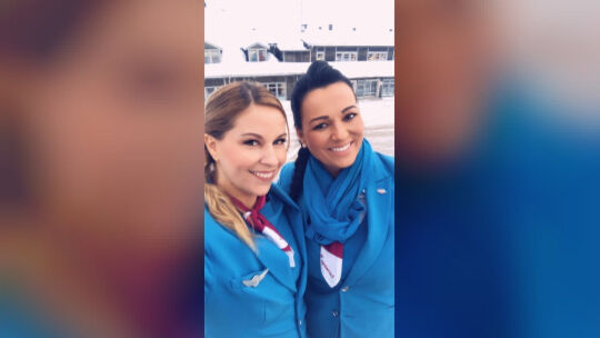 Auch in schwierigen Zeiten immer ein Lächeln für die Gäste: Ramona Geier (links) und Carolin Roos gehen ihrem Job trotz Coronakr