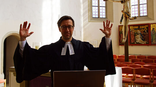 Leere Stühle, dafür ein Laptop in der Marienkirche in Owen: Pfarrer Joachim Wassermann hält die Sonntagspredigt vor der Webcam. Leere Stühle, dafür ein Laptop in der Marienkirche in Owen: Pfarrer Joachim Wassermann hält die Sonntagspredigt vor der Webcam.