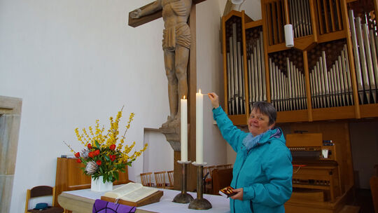Mesnerin Eva Lauk schmückt die Kirche vor jeder Internetübertragung mit frischen Blumen und zündet die Altarkerzen an.