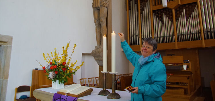 Mesnerin Eva Lauk schmückt die Kirche vor jeder Internetübertragung mit frischen Blumen und zündet die Altarkerzen an.