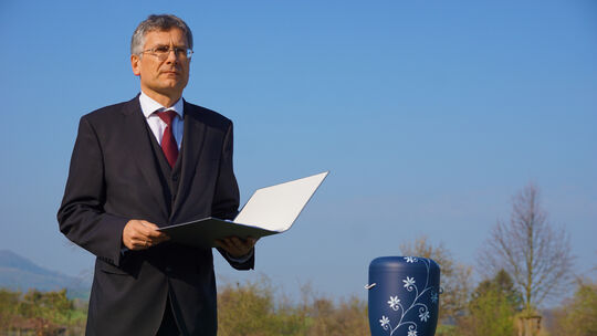Andreas Czerwinski, Mitarbeiter im Bestattungshaus Jäck, hält die Trauerrede bei einer Urnenbeisetzung. Andreas Czerwinski, Mitarbeiter im Bestattungshaus Jäck, hält die Trauerrede bei einer Urnenbeisetzung.