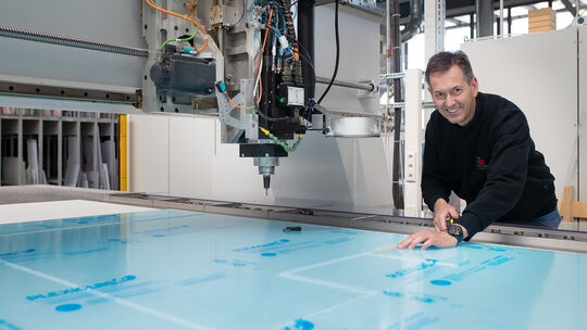 Geschäftsführer Uwe Schaufler ist froh, noch genügend Plexiglas-Rohlinge am Lager zu haben. Foto: Carsten Riedl