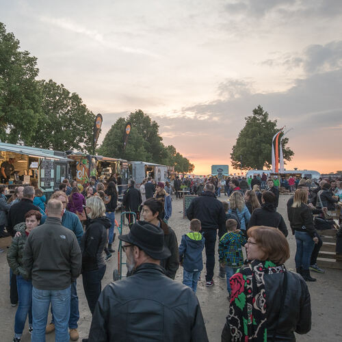 Im vergangenen Jahr lockte das Streetfood-Festival in Kirchheim Tausende an.Foto: Carsten Riedl