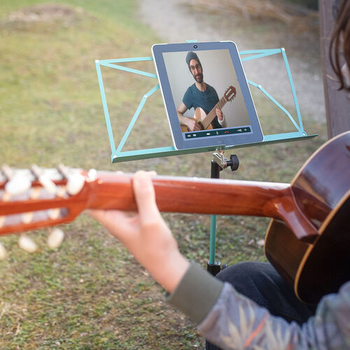 Gitarrenunterricht in der Coronakrise: Kommuniziert wird über den Bildschirm.Foto: Carsten Riedl