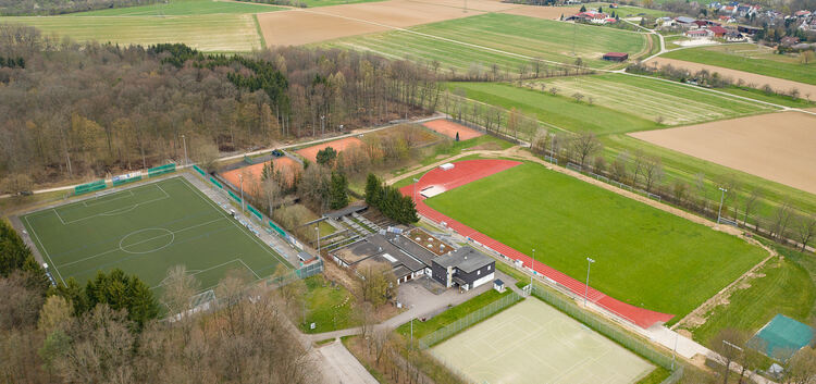 Die TSVÖ-Sportanlage im Rübholz von oben: Ob hier im Sommer um den Teckbotenpokal gekickt werden kann? Foto: Carsten Riedl