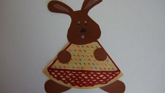 Hase im Kaffefilterkleid.