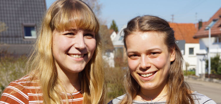 Die Geschwister Corinna und Annika Käb (v.l.) aus Oberboihingen vertreiben ihre Langeweile unter anderem mit Basteln.