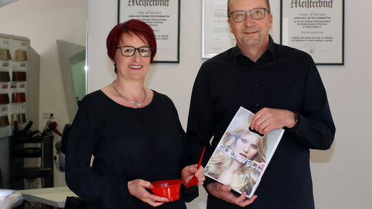Anke und Uwe Schwarz betreiben ihr Haarstudio in Unterlenningen seit 29 Jahren. „Color to go“ heißt der besondere Service, mit Anke und Uwe Schwarz betreiben ihr Haarstudio in Unterlenningen seit 29 Jahren. „Color to go“ heißt der besondere Service, mit