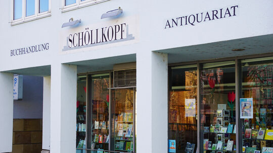 In der Buchhandlung Schöllkopf bleiben die Lichter während der Coronakrise aus. Die Kunden können telefonisch oder online bestel In der Buchhandlung Schöllkopf bleiben die Lichter während der Coronakrise aus. Die Kunden können telefonisch oder online bestel