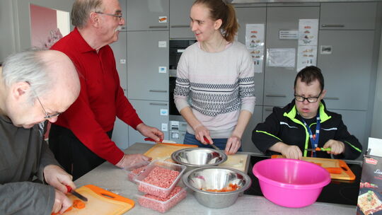 Heute gibt’s Lasagne: Kochen bringt Struktur und Spaß in den Corona-Alltag. Von links: Freddy Köhler, Uwe Westphal, Bufdi Silke Heute gibt’s Lasagne: Kochen bringt Struktur und Spaß in den Corona-Alltag. Von links: Freddy Köhler, Uwe Westphal, Bufdi Silke