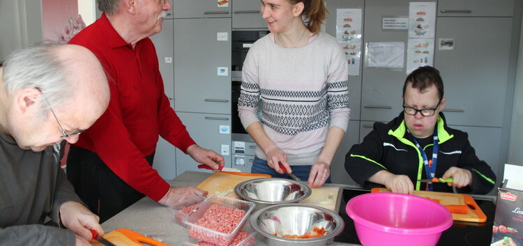Heute gibt’s Lasagne: Kochen bringt Struktur und Spaß in den Corona-Alltag. Von links: Freddy Köhler, Uwe Westphal, Bufdi Silke