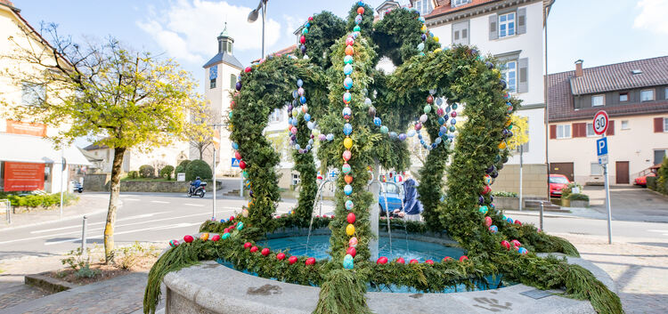 Dieses Jahr ist er ein Lebenszeichen: der Osterbrunnen in Bad Boll zeigt, dass es weitergeht. Foto: Carsten Riedl