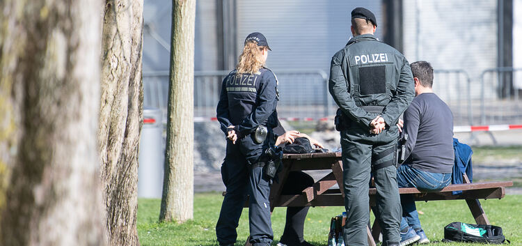 Ein Bild, das auch an Ostern allgegenwärtig sein wird: Die Polizei kontrolliert die Einhaltung der Corona-Regeln.Foto: dpa
