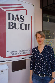Yvonne Peter von „Das Buch“ in Weilheim und Stefan Fink, Inhaber der Buchhandlung „One“ in Dettingen, freuen sich auch in Corona