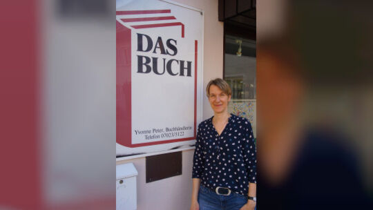 Yvonne Peter von „Das Buch“ in Weilheim und Stefan Fink, Inhaber der Buchhandlung „One“ in Dettingen, freuen sich auch in Corona Yvonne Peter von „Das Buch“ in Weilheim und Stefan Fink, Inhaber der Buchhandlung „One“ in Dettingen, freuen sich auch in Corona