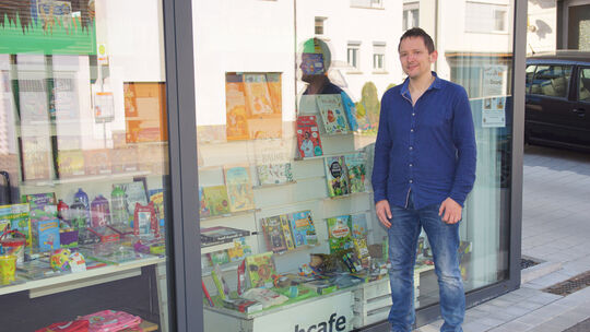 Buchhändler Stefan Fink vor seinem Schaufenster im Forum Altern in Dettingen.