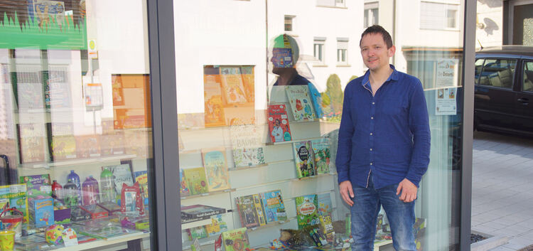 Buchhändler Stefan Fink vor seinem Schaufenster im Forum Altern in Dettingen.