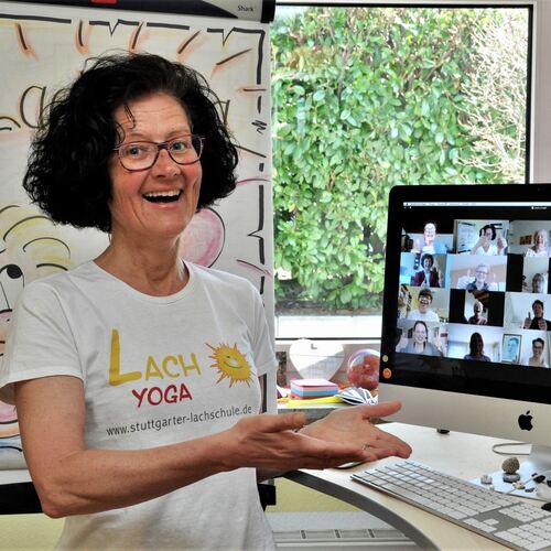 Susanne Klaus macht derzeit ihre Lachyoga-Kurse am Computer.Fotos: pr