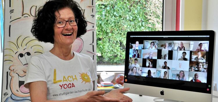 Susanne Klaus macht derzeit ihre Lachyoga-Kurse am Computer.Fotos: pr