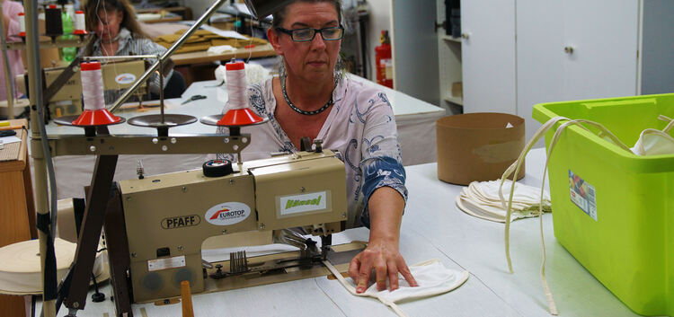 Die „Eurotop“-Näherinnen produzieren mittlerweile Mundschutzmasken. Fotos: Thomas Krytzner